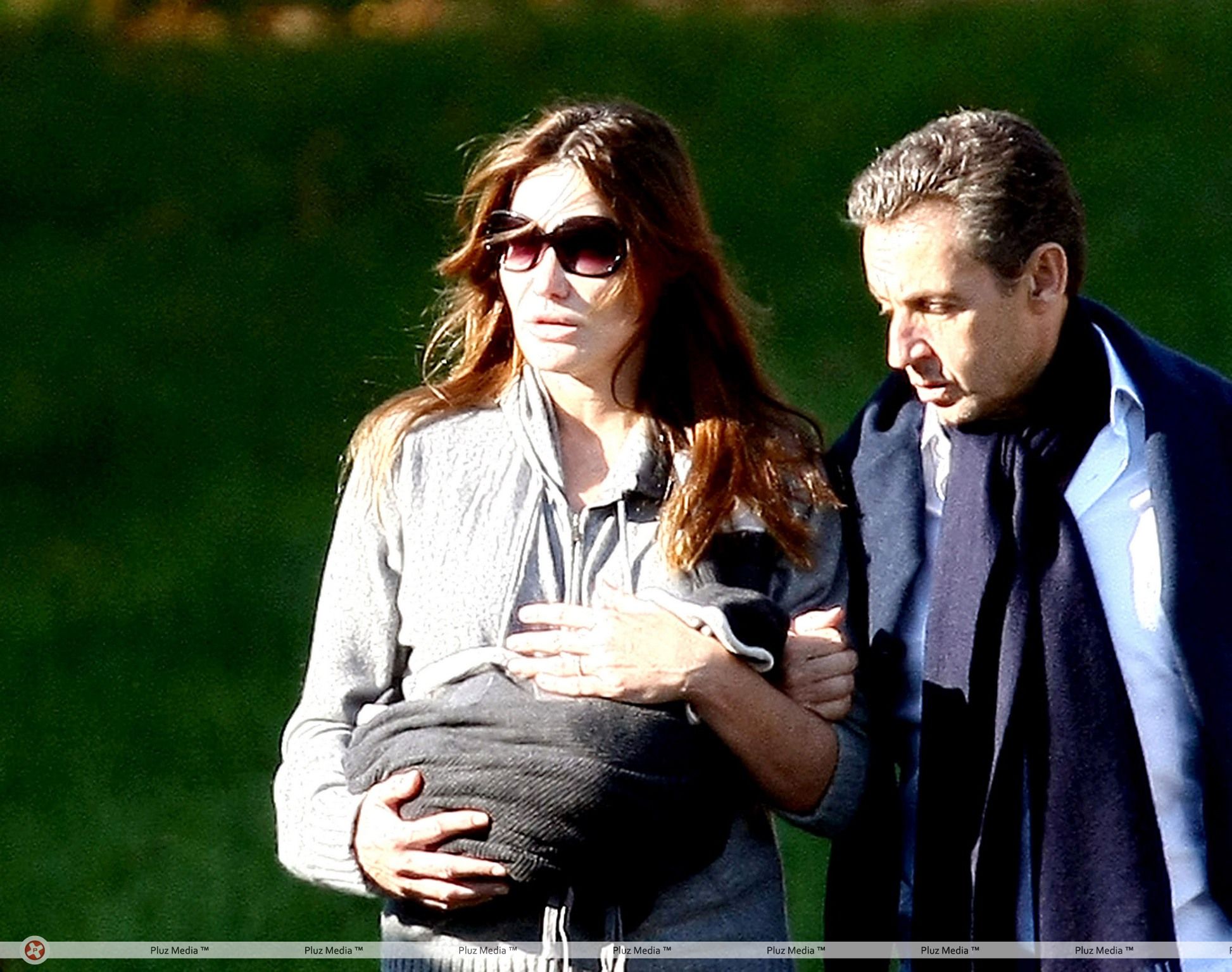 Nicolas Sarkozy and wife Carla Bruni taking a stroll with Giulia | Picture 113967